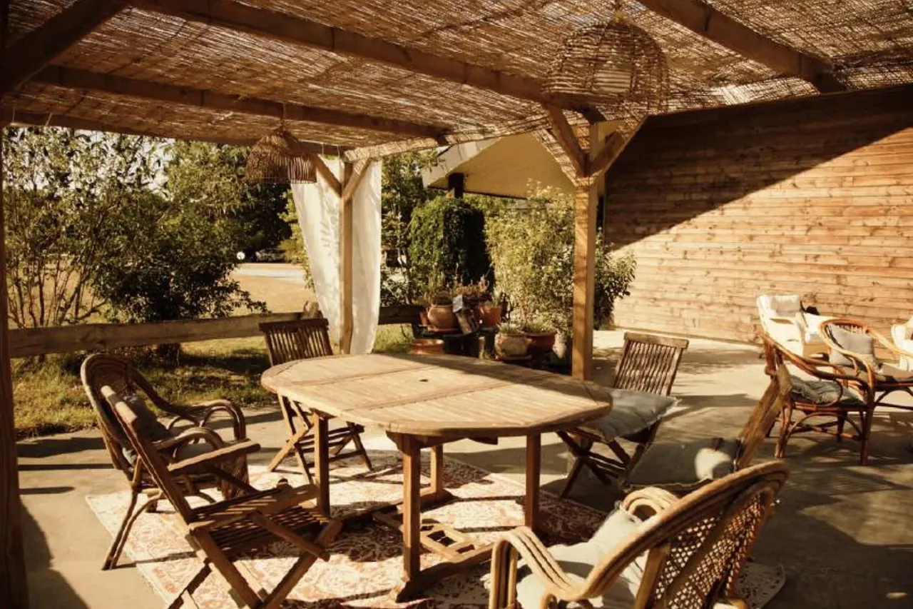Terrasse et repas en extérieur — Domaine de La Ruade
