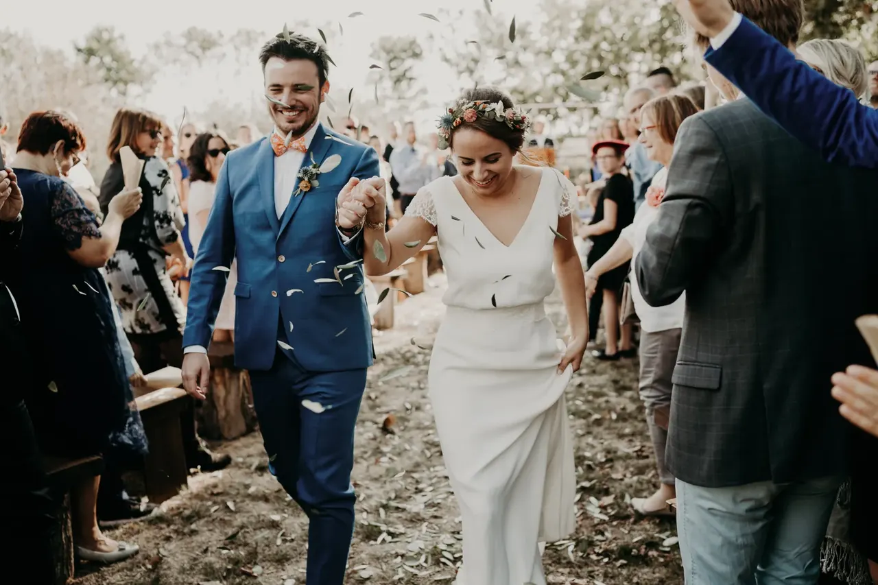 Sortie de cérémonie sous les confettis — Domaine de La Ruade