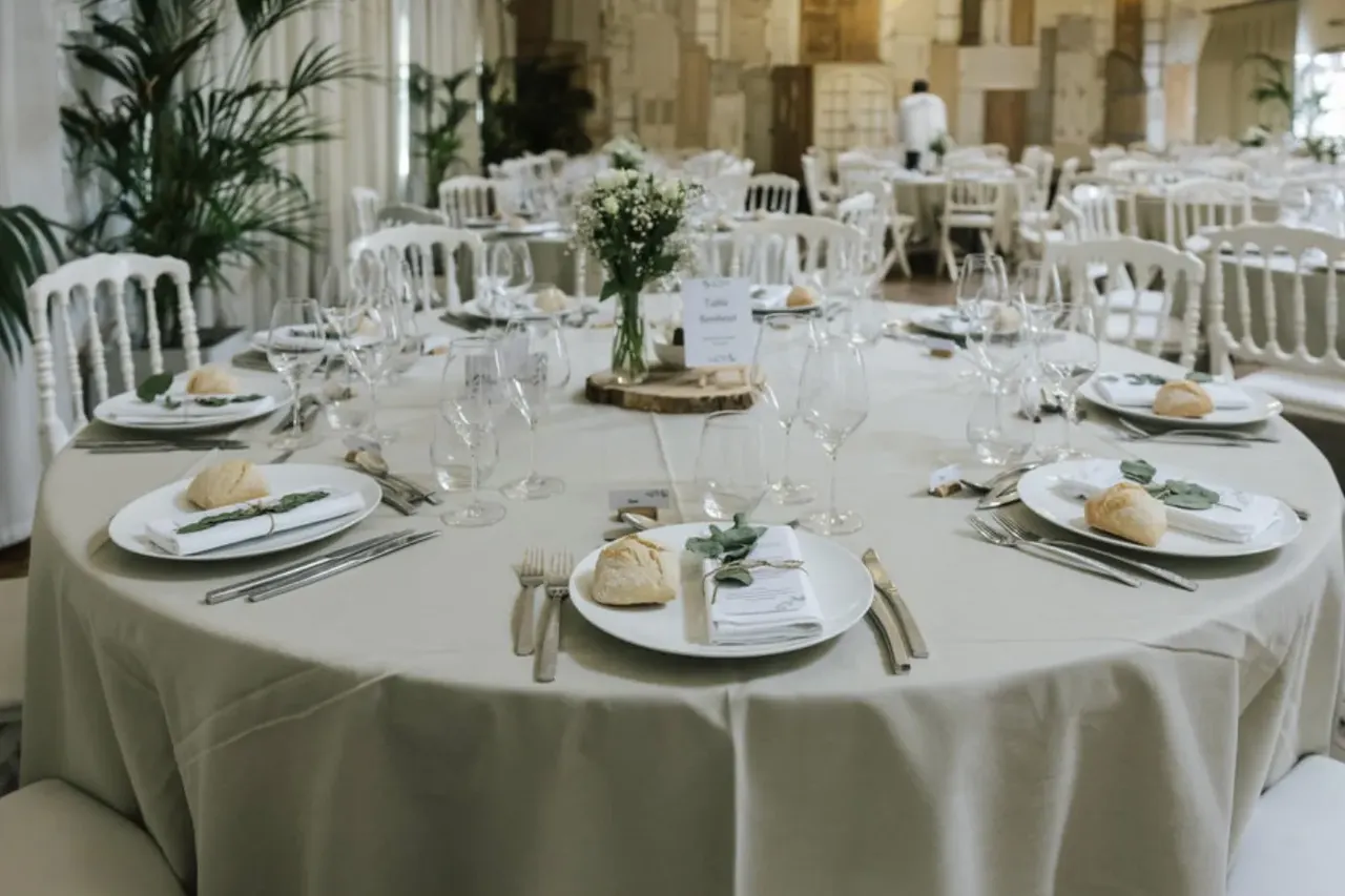Table dressée pour le dîner de mariage — Domaine de La Ruade