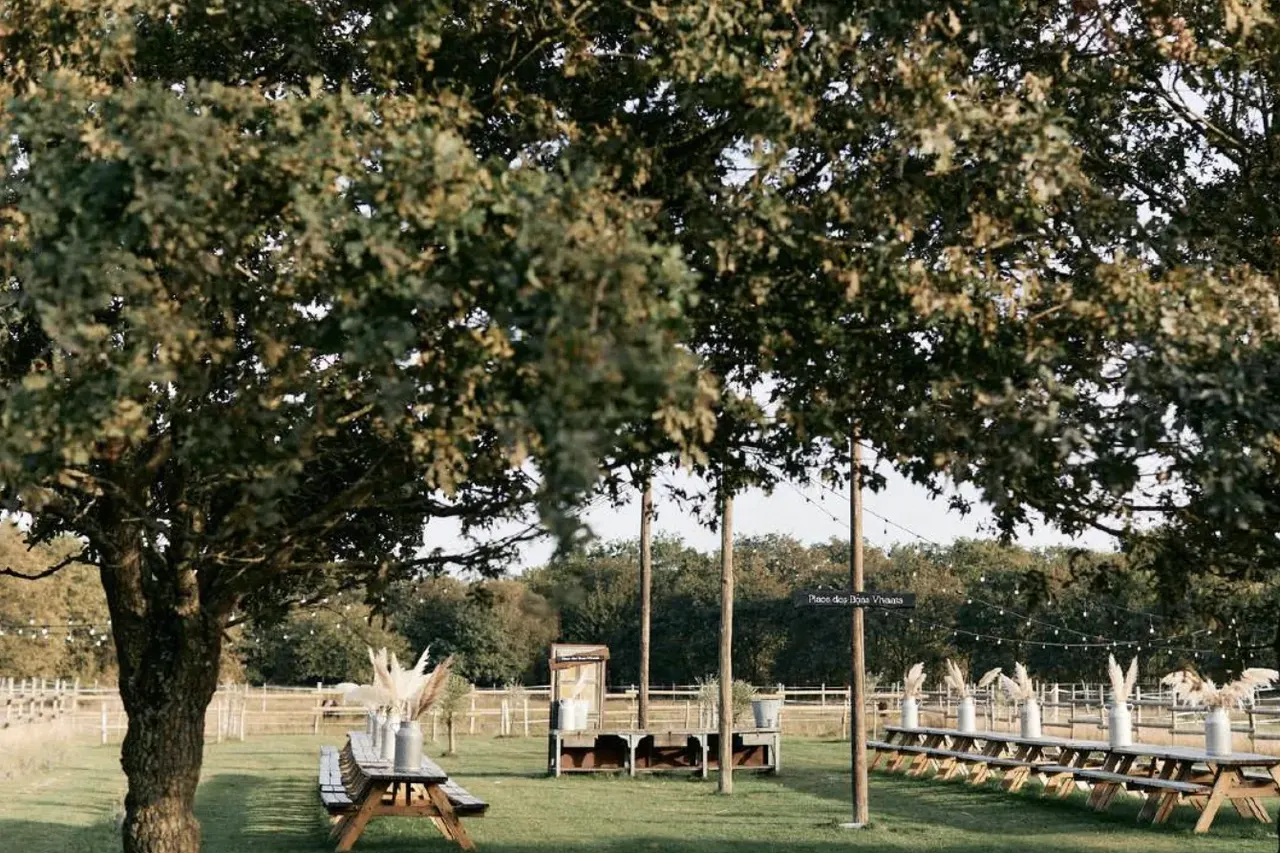 Espace guinguette et tables conviviales — Domaine de La Ruade