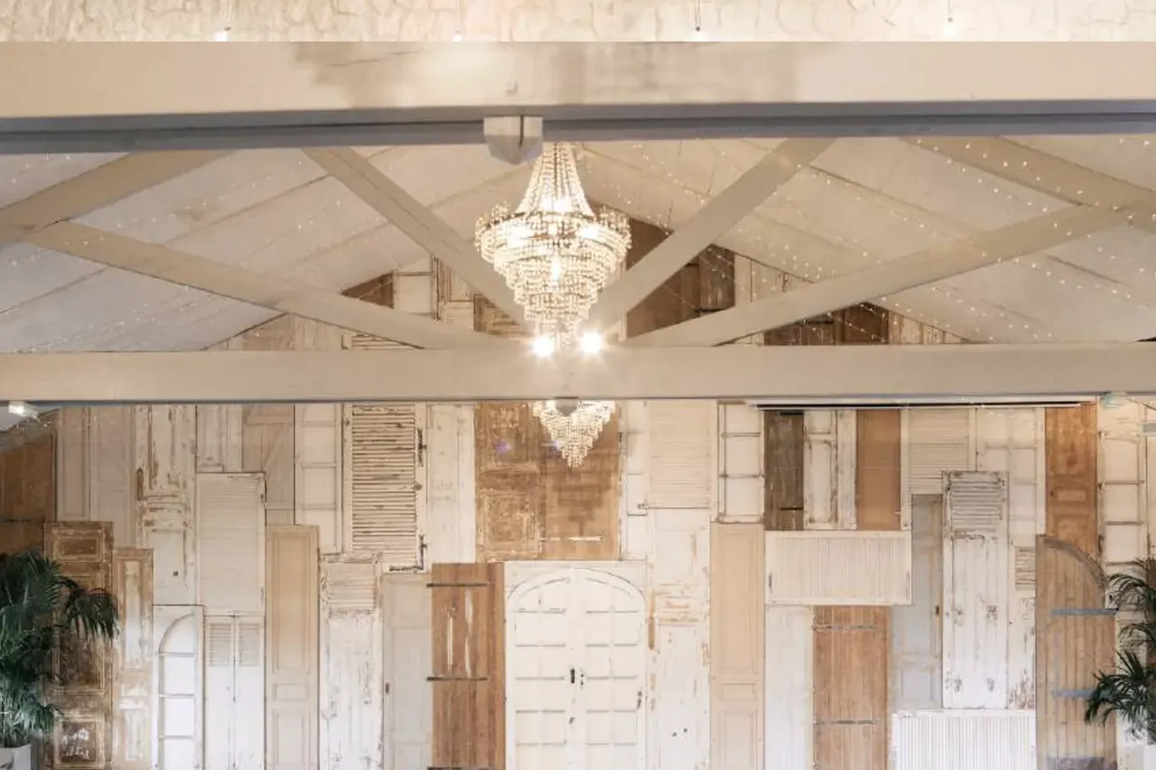 Salle de réception, lustre et portes anciennes — Domaine de La Ruade